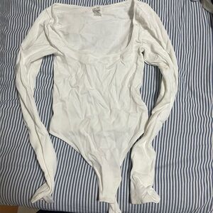 ARITZIA SUNDAY BEST RIB SEAMLESS SCOOP LONGSLEEVE BODYSUIT
